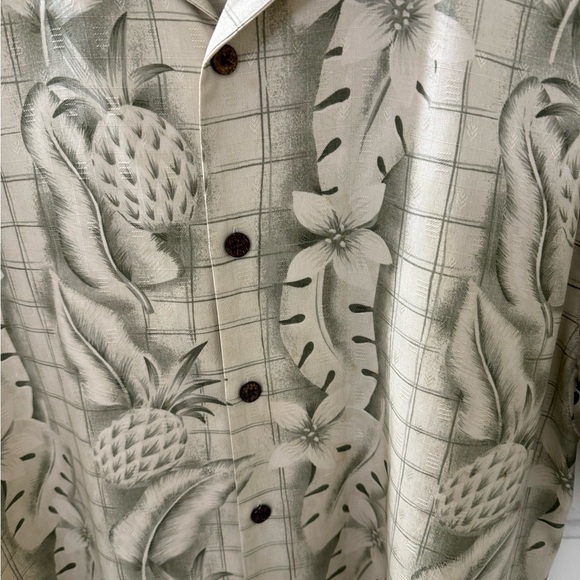 Tommy Bahama Size M 100% Silk Men’s Hawaiian Shirt casual Button Up Coconuts - Picture 4 of 5